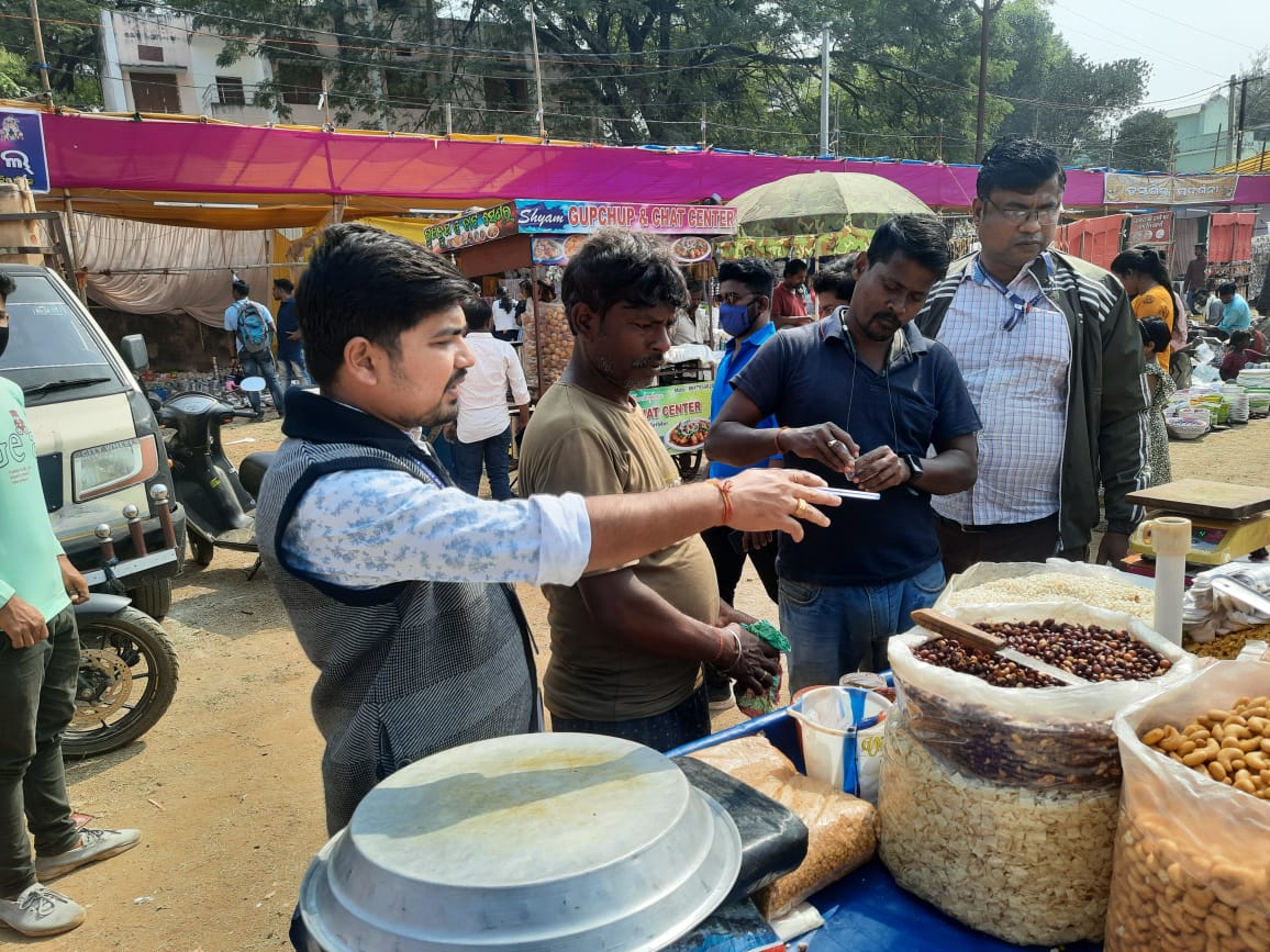 କଳାହାଣ୍ଡି ଉତ୍ସବ ଘୁମୁରା୨୦୨୪ ରେ ବିଭିନ୍ନ ଖାଦ୍ୟ ଷ୍ଟଲ କୁ ଖାଦ୍ୟ ନିରାପତ୍ତା ବିଭାଗ ଦ୍ଵାରା ଯାଞ୍ଚ