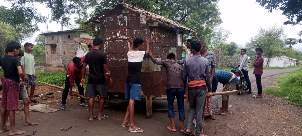 ବେଆଇନ ମଦ କୋଠୀ ଭାଙ୍ଗିଲେ ଗ୍ରାମବାସୀ