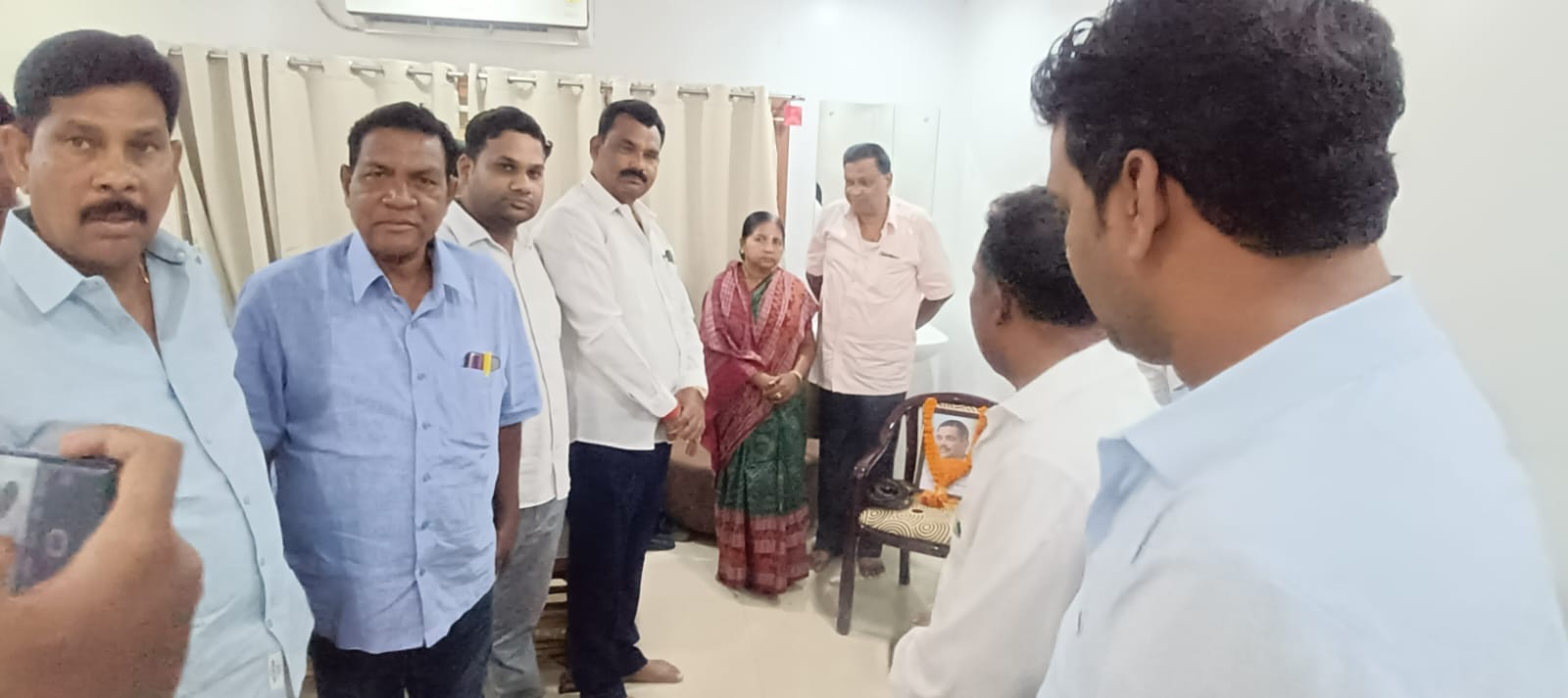 କଳାହାଣ୍ଡି ବିଜେଡି ପୂର୍ବତନ ଟାଉନ କାର୍ଯ୍ୟକାରୀ ସଭାପତି ତଥା ଘରୋଇ ବସ ମାଲିକ ସଂଘର ସାଧାରଣ ସମ୍ପାଦକ ପ୍ରବୀଣ ଖମାରୀଙ୍କୁ ବିଜେଡି ପକ୍ଷରୁ ଶ୍ରଦ୍ଧାଞ୍ଜଳି