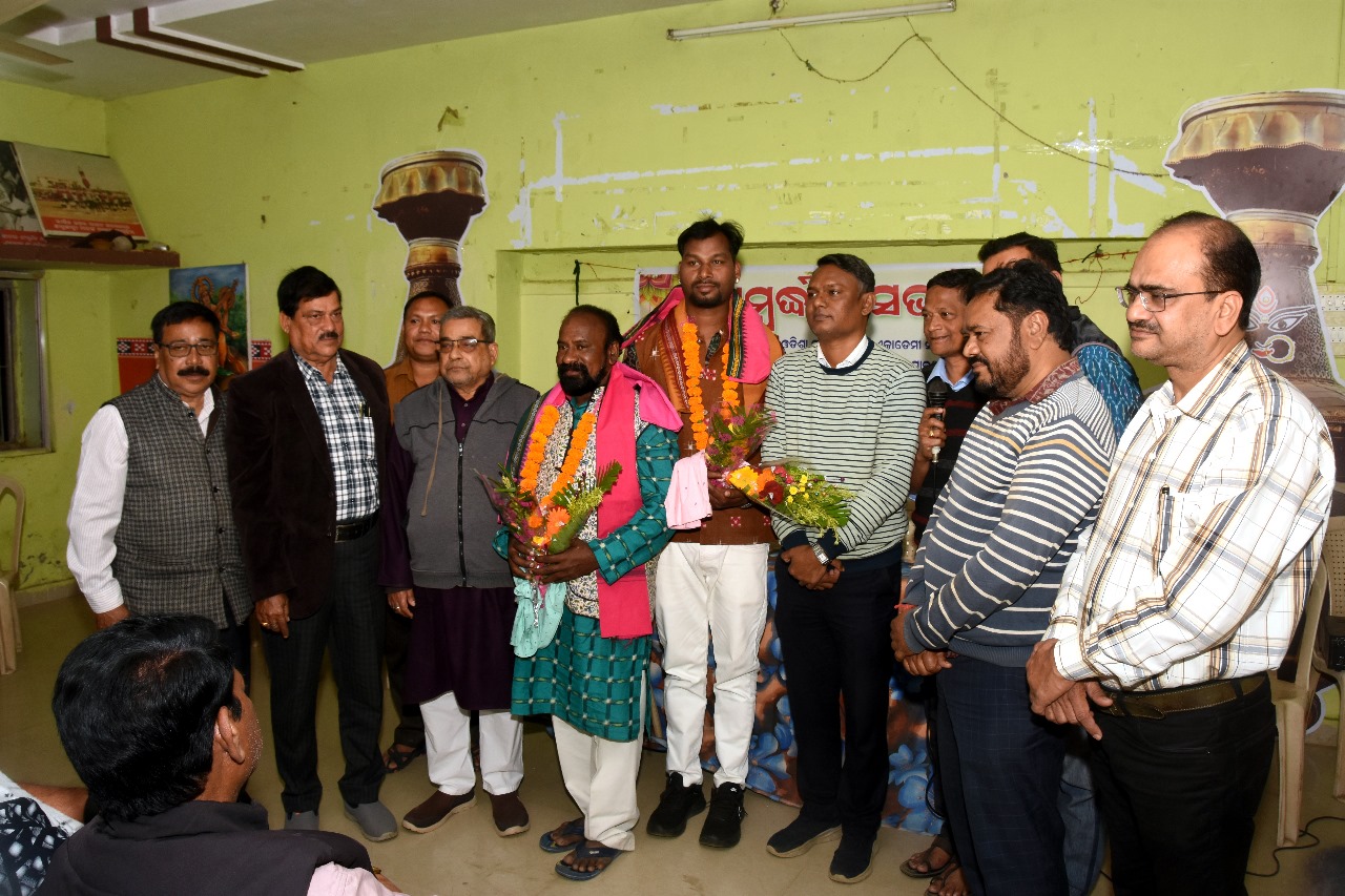 ଗୁରୁ ପବିତ୍ର ଗହିର ଓ ଗୌରୀଶଙ୍କର ଦୁର୍ଗା ଙ୍କୁ କଳାହାଣ୍ଡି ଜିଲ୍ଲା ର ବିଭିନ୍ନ ସାଂସ୍କୃତିକ ସଂଗଠନ ପକ୍ଷରୁ ସମ୍ବର୍ଦ୍ଧତ